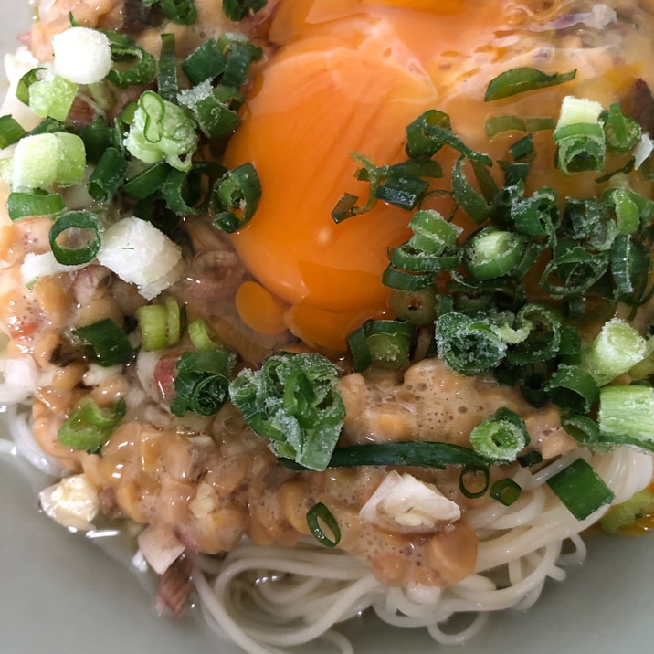 ごま油がポイント♪ ひきわり納豆とミョウガの素麺